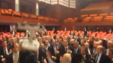 Bătaie în Parlamentul turc: Cinci aleşi au fost răniţi. Doi dintre ei au ajuns la spital