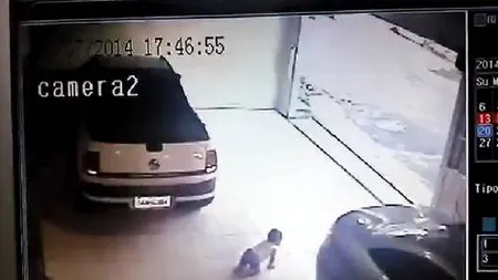 Neatenţie la volan: A trecut cu maşina PESTE UN BEBELUŞ când ieşea din garaj VIDEO