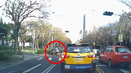 Accident incredibil, cu final IMPREVIZIBIL. O femeie pe BICICLETĂ a fost IZBITĂ de o maşină pe trecere VIDEO