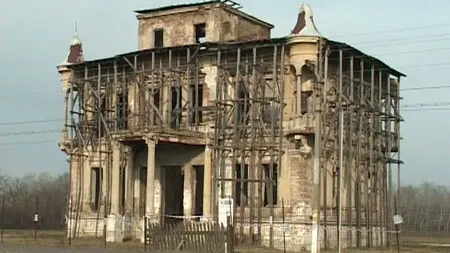 Monument istoric, jefuit de cei care ar fi trebuit să îl restaureze: Conacul Bolomey a ajuns o ruină VIDEO