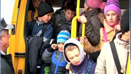 Copii în pericol, în drum spre şcoală! 40 de elevi, înghesuiţi într-un microbuz cu 16 locuri