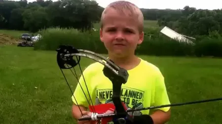 Un copil de ŞASE ANI mânuieşte ARCUL cu SĂGEŢI la perfecţie. Ce a reuşit el nici Robin Hood nu poate VIDEO