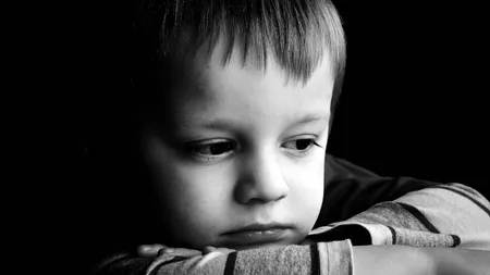 Scrisoarea copilului obligat să adoarmă singur către mama sa