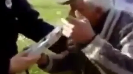 AŞA CEVA NU S-A MAI VĂZUT. Ce face un bătrân cherchelit cu aparatul etilotest dat de poliţişti VIDEO
