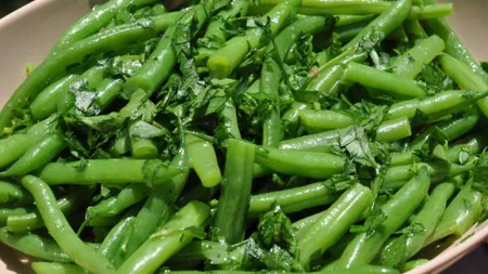Reţeta zilei de joi: Fasole verde gătită mocăneşte