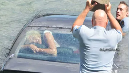 Femeie căzută cu maşina în apă, în Noua Zeelandă: Operaţiune dramatică de salvare FOTO VIDEO