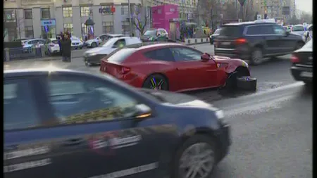 Accident cu Ferrari în faţa sediului Guvernului