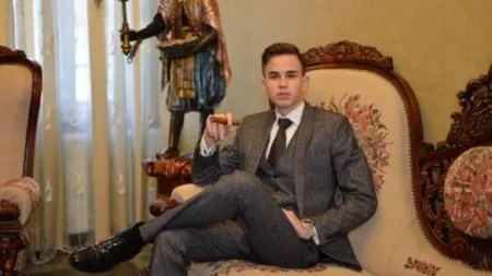 Aroganţă supremă: Prinţul Banatului s-a pozat în curtea palatului, înconjurat de maşinile de un milion de euro