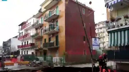 O groapă uriaşă a apărut în asfalt, la Napoli. Craterul aproape a ÎNGHIŢIT o intersecţie VIDEO
