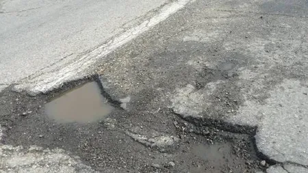 Gropile din Bucureşti, astupate provizoriu. Vezi ce artere sunt reparate