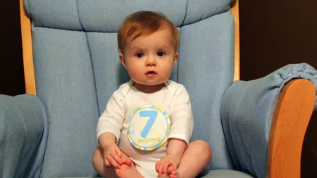 Ce poate să facă un bebeluş la vârsta de 7 luni