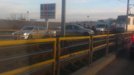 Linia tramvaiului 41, blocată după ce un Logan a intrat pe şine