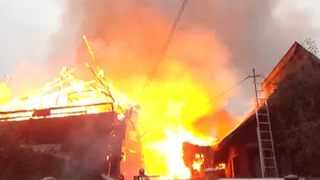 Incendiu puternic la marginea oraşului Zalău. O mamă şi patru copii au ars din cauza unei lumânări