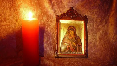 Sigur nu ştiai asta! De ce aprindem candele înaintea icoanelor?