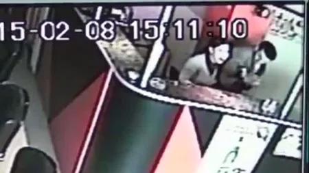JAF la un bar din Satu Mare. Barmaniţa a fost lovită cu bestialitate VIDEO