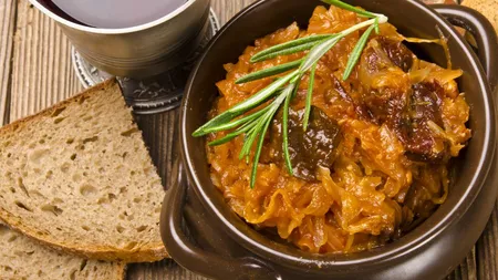 REŢETA ZILEI: Mâncare de varză cu carne