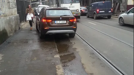 ŞTIREA TA: Şoferiţă cu tupeu: A blocat linia de tramvai cu maşina de lux FOTO