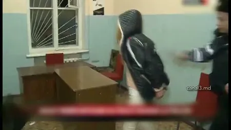 Două moldovence au transformat o secţie de poliţie în ring de box VIDEO