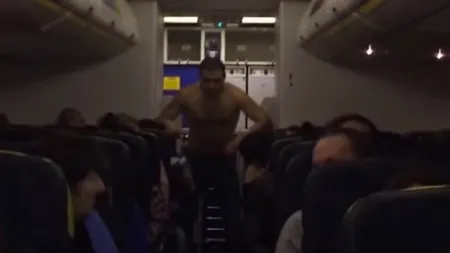 SCANDAL la bordul unui avion. Un pasager beat s-a dezbrăcat şi a început să lovească cu pumnii în avion VIDEO