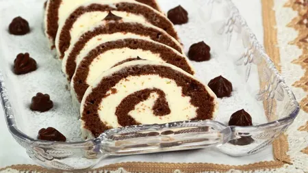 REŢETE DE PRĂJITURI: Ruladă de ciocolată cu mascarpone şi frişcă