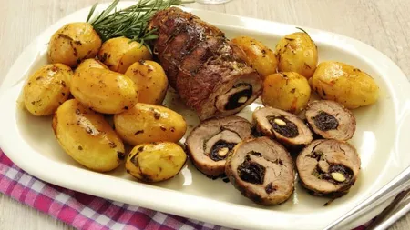 REŢETA DE CRACIUN: Rulada de porc cu spanac şi prune uscate