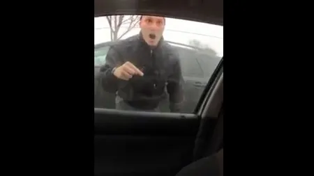 SCANDAL în TRAFIC. Recţia unui ŞOFER SCANDALAGIU după ce s-a dat jos din MAŞINĂ VIDEO