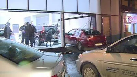 Accident spectaculos în Constanţa. A intrat cu mașina într-un showroom, direct prin vitrină