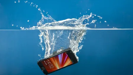 Cum să repari un smartphone pe care l-ai scăpat în apă
