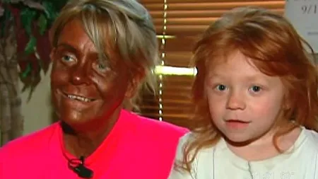 Cum arată astăzi cea MAI BRONZATĂ FEMEIE din lume, mama care şi-a bronzat până şi fiica de cinci ani VIDEO