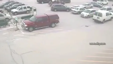 Un şofer de 92 de ani a distrus 10 maşini într-o parcare VIDEO
