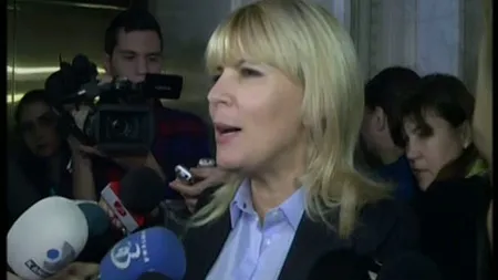 Elena Udrea, înarmată cu POEME în Parlament: Dacă azi mă iau pe mine, mâine vă iau pe dvs.