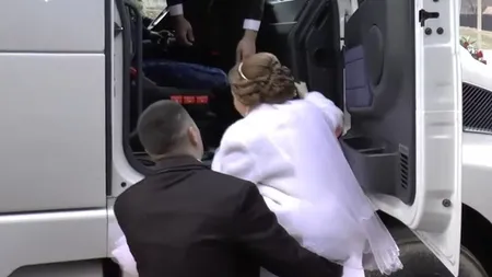 Un tânăr şi-a dus mireasa la nuntă cu TIR-ul