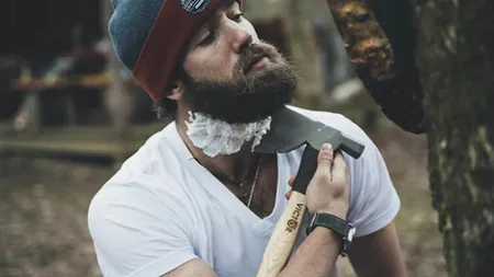 Un MILIONAR fără casă locuieşte într-o DUBĂ, în parcarea unui magazin: Prefer să trăiesc sărac FOTO