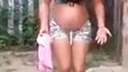 O ADOLESCENTĂ GRAVIDĂ a fost arsă cu APĂ FIARTĂ de o vecină. Ce s-a întâmplat este şocant VIDEO