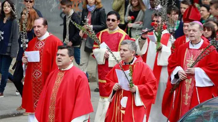 2.000 de catolici au participat la procesiunea din Duminica Floriilor