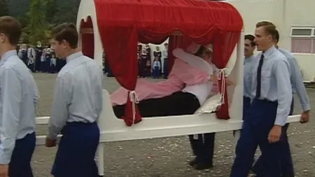 Povestea familiei care a scăpat din GHEARELE unui CULT RELIGIOS DUBIOS: Contactul cu exteriorul era interzis