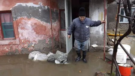 PLOILE fac RAVAGII. Zeci de gospodării din Galaţi, înghiţite de apă FOTO