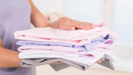 METODĂ EFICIENTĂ. Cum poţi să îndrepţi hainele şifonate fără fier de călcat