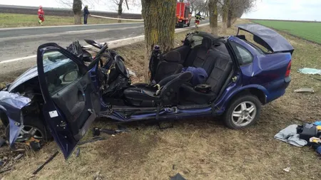 ACCIDENT GRAV în Constanţa: Şoferul unei maşini, în care se afla şi un copil, a intrat în copac FOTO