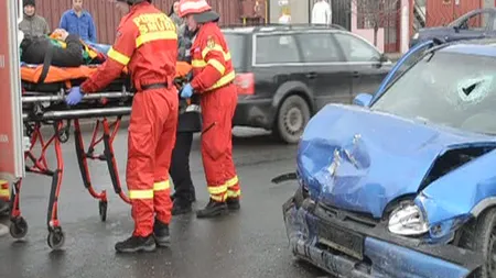 Accident violent în Mureş: Două persoane, încarcerate în urma unui impact extrem de puternic