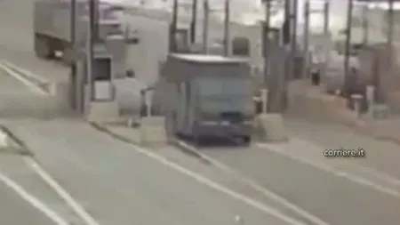 Accident spectaculos, surprins de camere: Şoferul unui camion pierde controlul volanului VIDEO