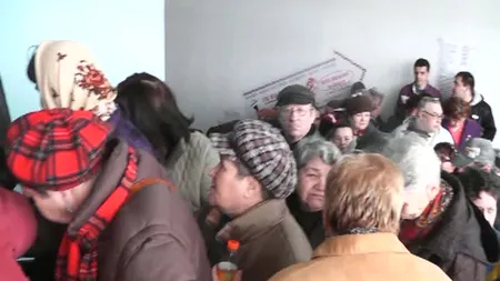 Sute de piteşteni s-au călcat în picioare pentru ajutoarele de la UE / VIDEO