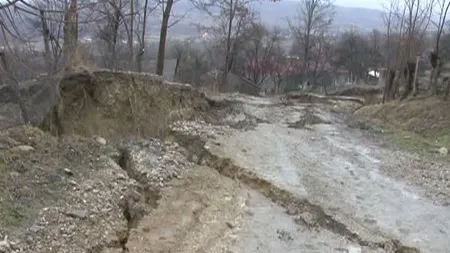 Alunecări masive în Buzău, din cauza cutremurelor. Oamenii au fost evacuaţi din case