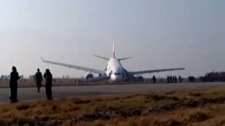 Un avion cu 238 de oameni la bord a ieşit de pe pistă pe un aeroport din Nepal VIDEO