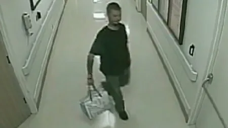 Un TATĂ îşi RĂPEŞTE propriul COPIL dintr-o maternitate şi pleacă cu el într-o PUNGĂ de PLASTIC VIDEO
