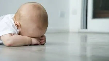 Ce se întâmplă când un tată rămâne singur acasă, cu bebeluşul. Fază amuzantă de adormit copiii VIDEO