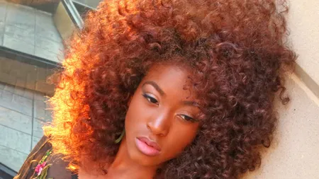 Cum poţi avea bucle afro cu ajutorul unei şurubelniţe VIDEO