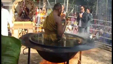 Un călugăr budist meditează în ulei fierbinte VIDEO