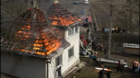 Suceava: O casă a fost mistuită de un incendiu puternic VIDEO