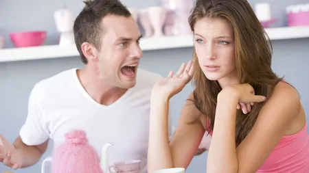 Obiceiuri feminine care îi scot din minţi pe bărbaţi